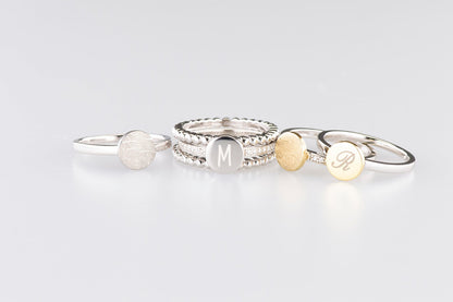 Breedte ringband: 2 mm, Diameter bovenzijde ring: 7.7 mm. Zilveren ring voorzien van een 14 KT gouden vingerafdruk/gravure. Alle