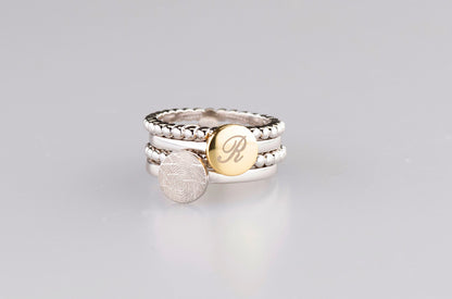 Breedte ringband: 2 mm, Diameter bovenzijde ring: 7.7 mm. Zilveren ring voorzien van een 14 KT gouden vingerafdruk/gravure. Alle