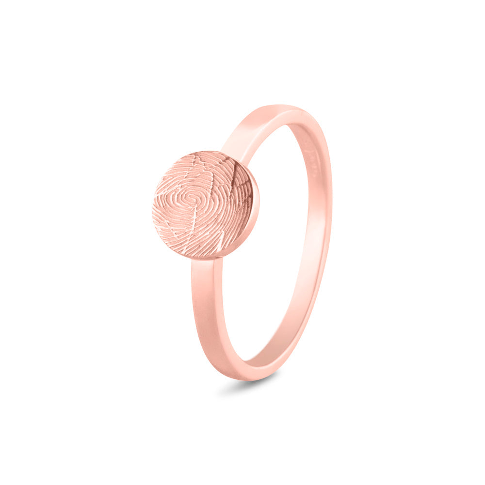 Ring roségoud 2 mm breed voorzien van een gravure. Roségoud