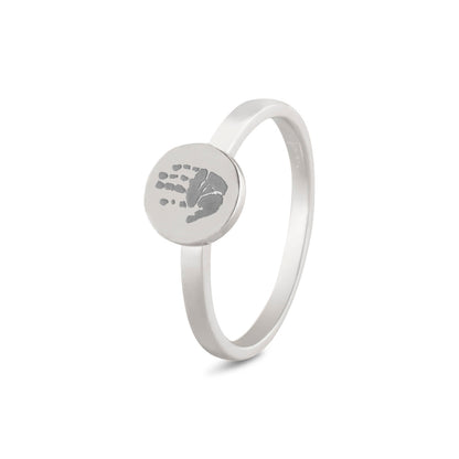 Ring witgoud 2 mm breed voorzien van een gravure. Witgoud
