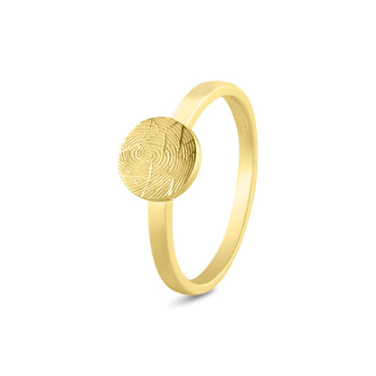 Ring geelgoud 2 mm breed voorzien van een gravure. Geelgoud