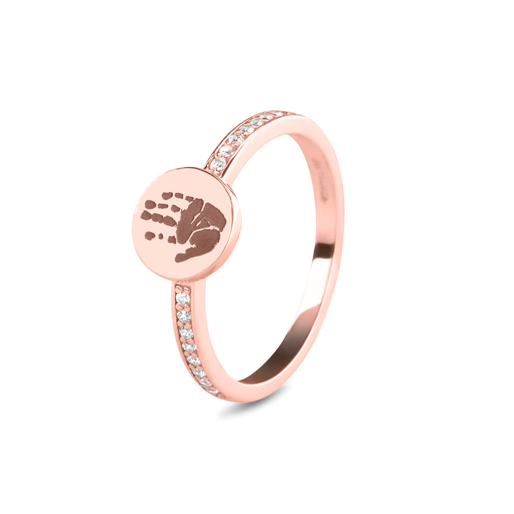 Ring roségoud 2 mm breed voorzien van een vingerafdruk/gravure, de ringband is in de bovenste helft afgewerkt met zirkonia's. roségoud
