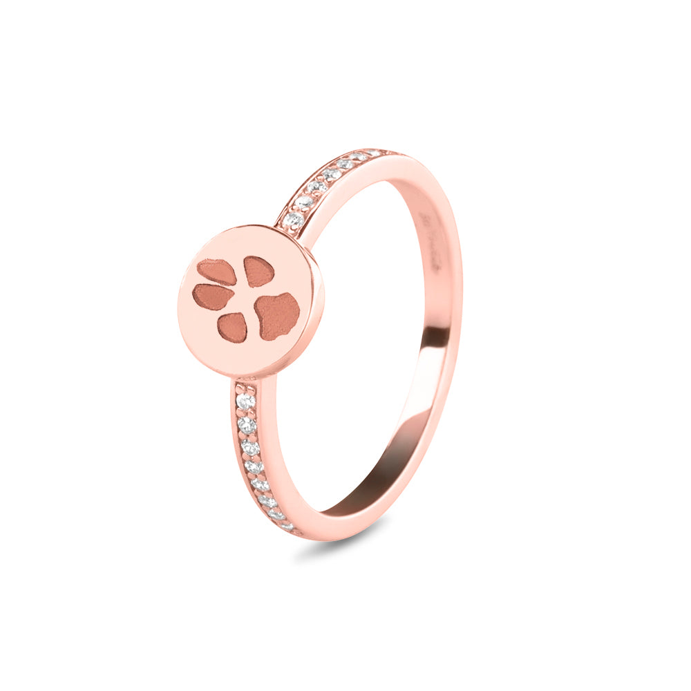 Ring roségoud 2 mm breed voorzien van een vingerafdruk/gravure, de ringband is in de bovenste helft afgewerkt met zirkonia's. roségoud