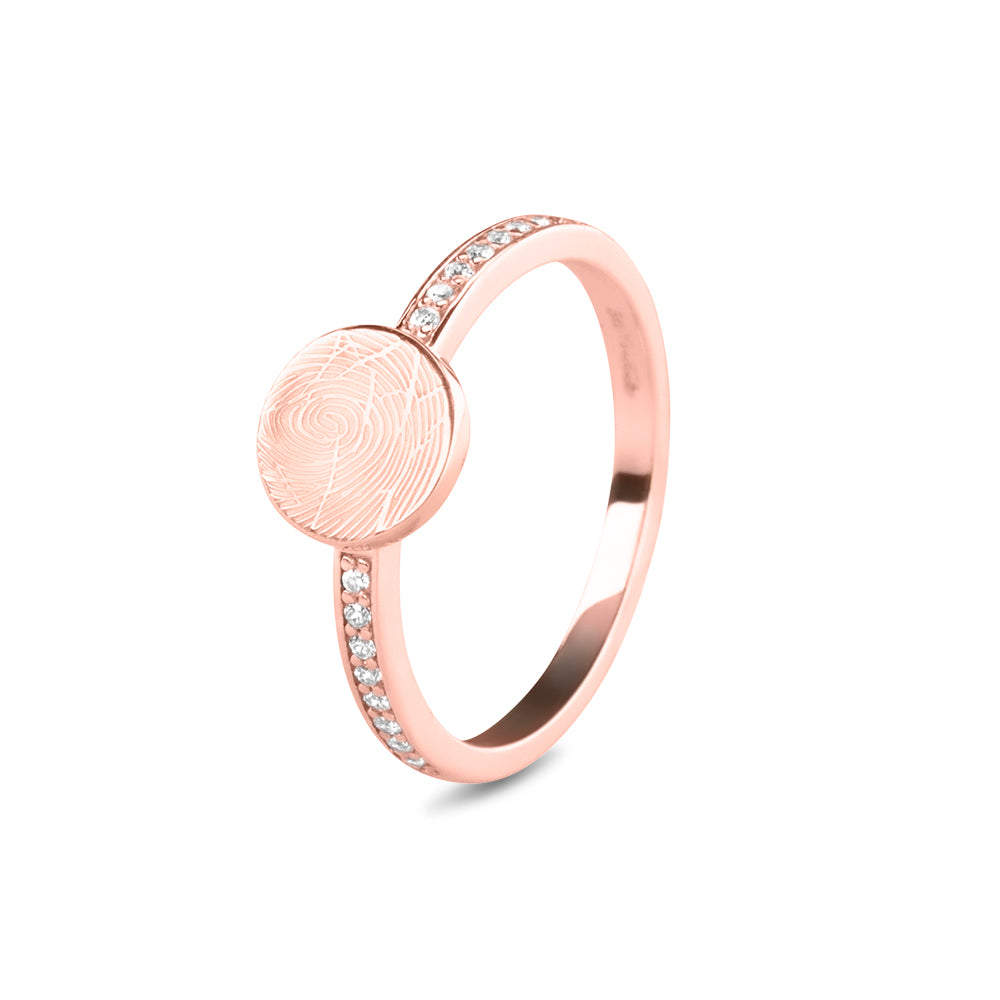 Ring roségoud 2 mm breed voorzien van een vingerafdruk/gravure, de ringband is in de bovenste helft afgewerkt met zirkonia's. roségoud