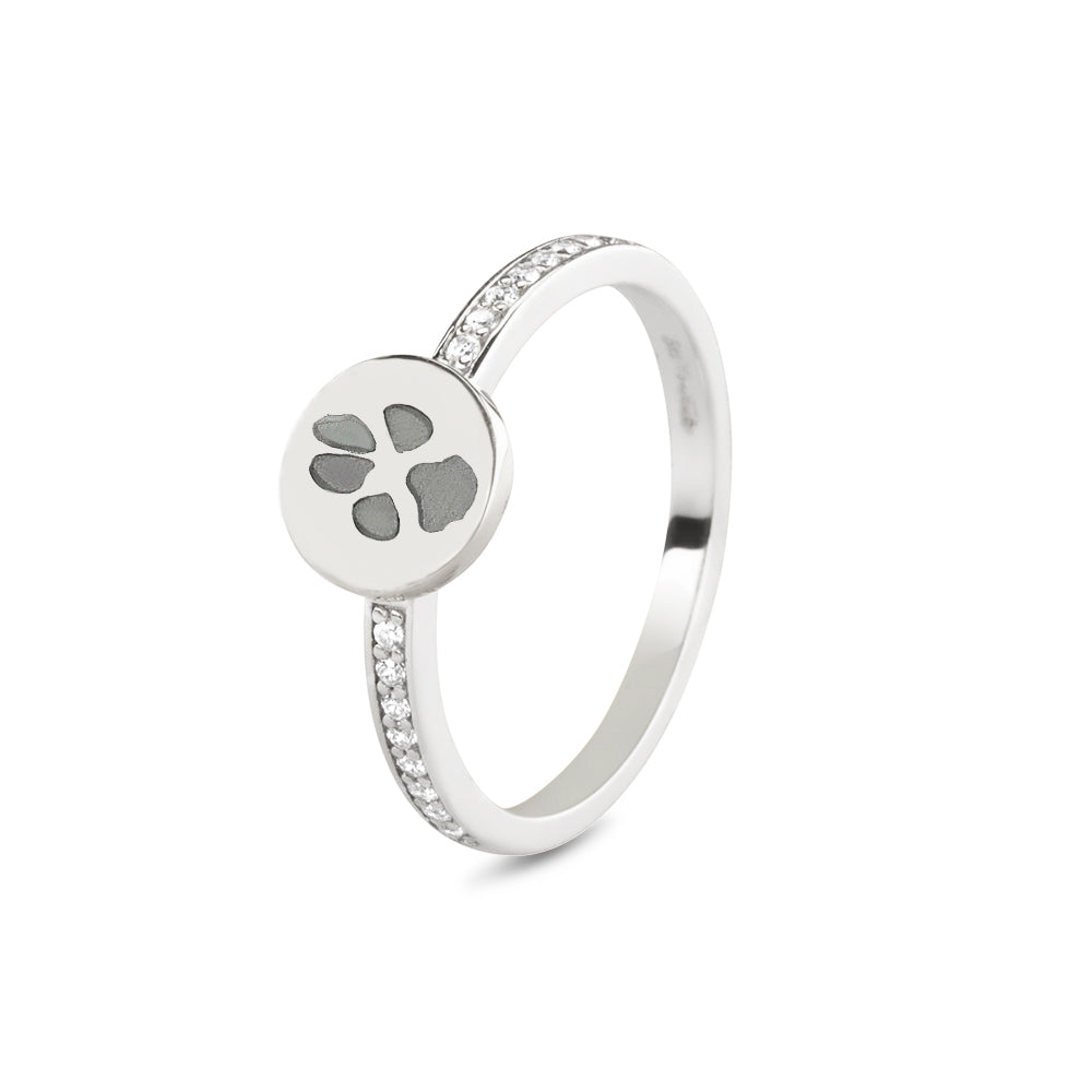 Ring witgoud 2 mm breed voorzien van een vingerafdruk/gravure, de ringband is in de bovenste helft afgewerkt met zirkonia's. witgoud