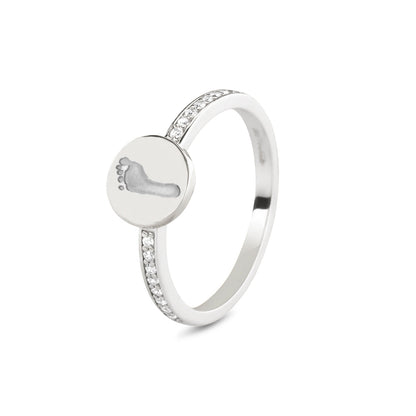 Ring witgoud 2 mm breed voorzien van een vingerafdruk/gravure, de ringband is in de bovenste helft afgewerkt met zirkonia's. witgoud