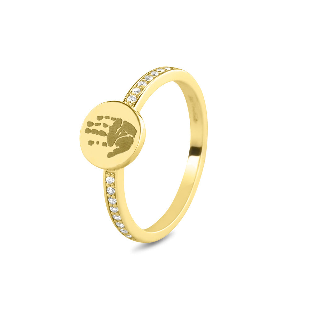 Ring geelgoud 2 mm breed voorzien van een vingerafdruk/gravure, de ringband is in de bovenste helft afgewerkt met zirkonia's. geelgoud