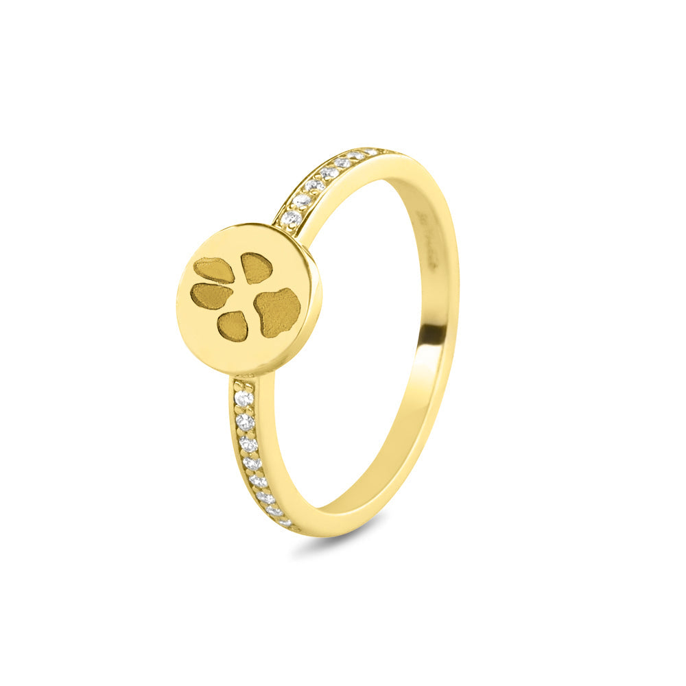 Ring geelgoud 2 mm breed voorzien van een vingerafdruk/gravure, de ringband is in de bovenste helft afgewerkt met zirkonia's. geelgoud