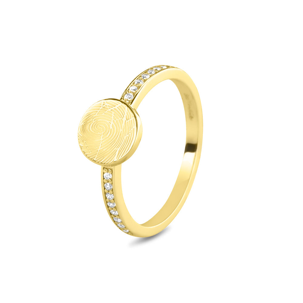 Ring geelgoud 2 mm breed voorzien van een vingerafdruk/gravure, de ringband is in de bovenste helft afgewerkt met zirkonia's. geelgoud