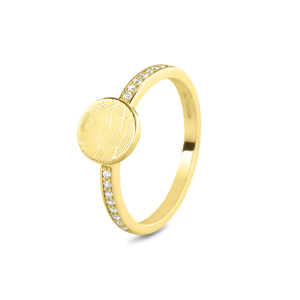 Ring geelgoud 2 mm breed voorzien van een vingerafdruk/gravure, de ringband is in de bovenste helft afgewerkt met zirkonia's. geelgoud