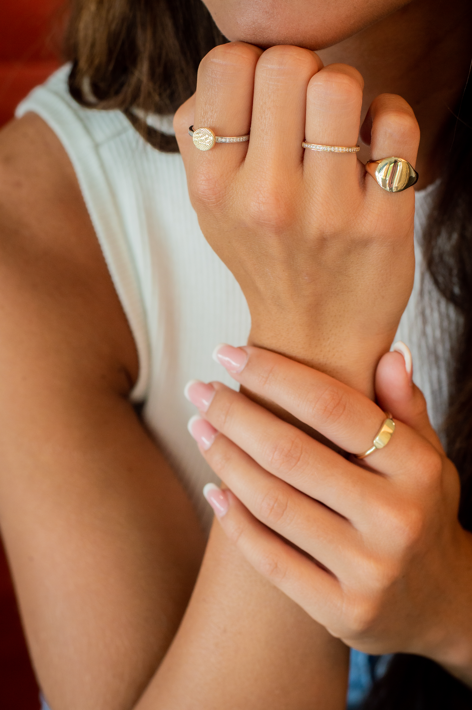 Ring 2 mm breed voorzien van een vingerafdruk/gravure, de ringband is in de bovenste helft afgewerkt met zirkonia's. alle