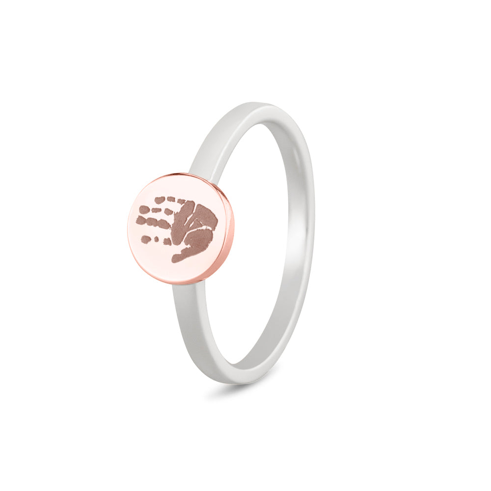 Breedte roségoud ringband: 2 mm, Diameter bovenzijde ring: 7.7 mm. Zilveren ring voorzien van een 14 KT gouden gravure. Roségoud