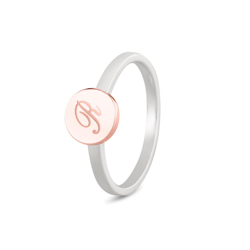 Breedte roségoud ringband: 2 mm, Diameter bovenzijde ring: 7.7 mm. Zilveren ring voorzien van een 14 KT gouden gravure. Roségoud