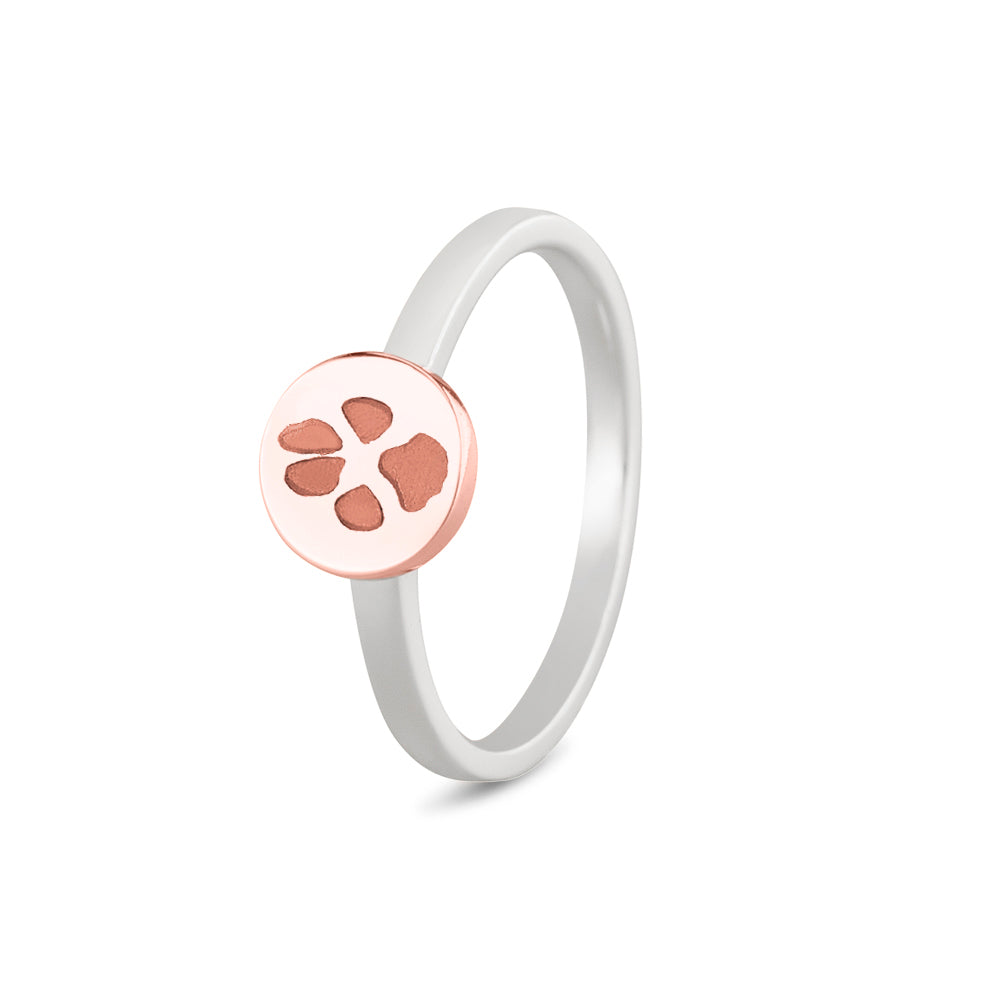 Breedte roségoud ringband: 2 mm, Diameter bovenzijde ring: 7.7 mm. Zilveren ring voorzien van een 14 KT gouden gravure. Roségoud