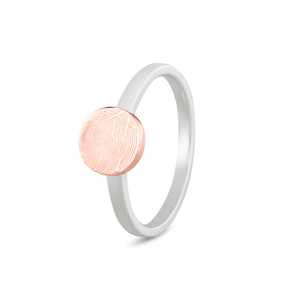 Breedte roségoud ringband: 2 mm, Diameter bovenzijde ring: 7.7 mm. Zilveren ring voorzien van een 14 KT gouden gravure. Roségoud