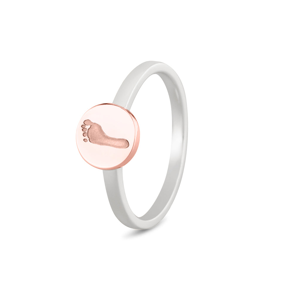 Breedte roségoud ringband: 2 mm, Diameter bovenzijde ring: 7.7 mm. Zilveren ring voorzien van een 14 KT gouden gravure. Roségoud