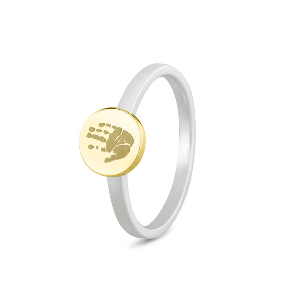 Breedte geelgoud ringband: 2 mm, Diameter bovenzijde ring: 7.7 mm. Zilveren ring voorzien van een 14 KT gouden gravure. Geelgoud