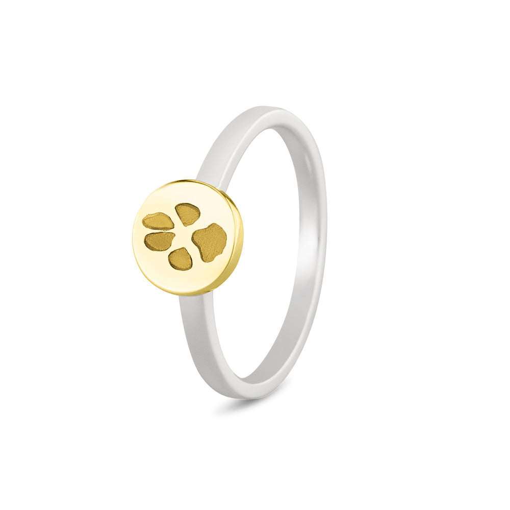 Breedte geelgoud ringband: 2 mm, Diameter bovenzijde ring: 7.7 mm. Zilveren ring voorzien van een 14 KT gouden gravure. Geelgoud