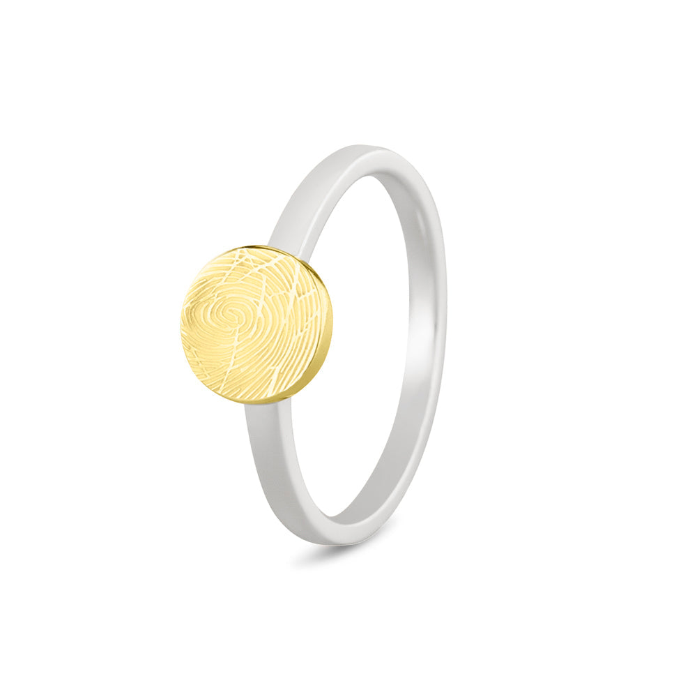Breedte geelgoud ringband: 2 mm, Diameter bovenzijde ring: 7.7 mm. Zilveren ring voorzien van een 14 KT gouden gravure. Geelgoud