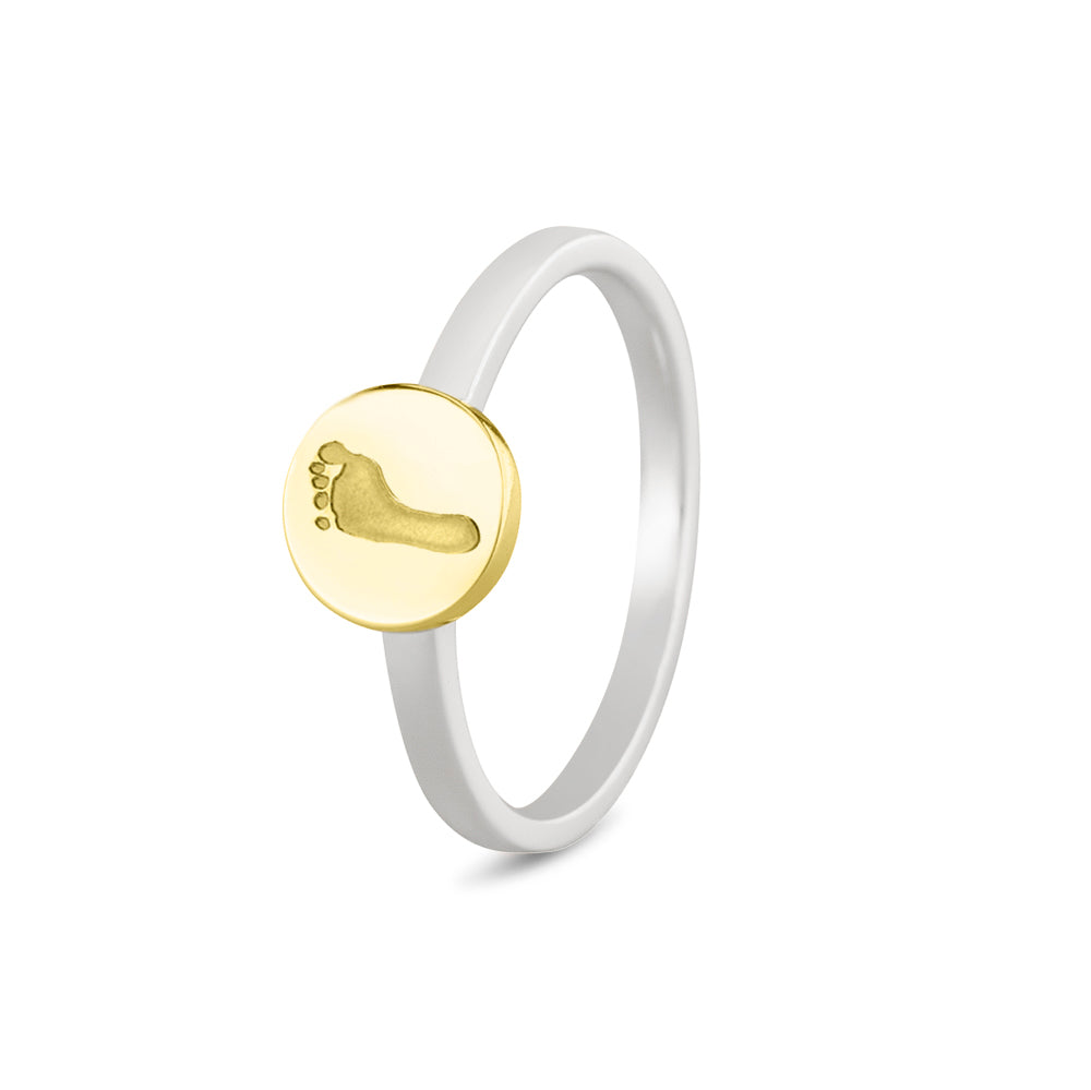 Breedte geelgoud ringband: 2 mm, Diameter bovenzijde ring: 7.7 mm. Zilveren ring voorzien van een 14 KT gouden gravure. Geelgoud