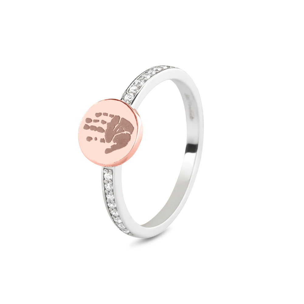 ring roségoud voorzien van een 14 KT gravure, de ringband is in de bovenste helft afgewerkt met zirkonia's. roségoud