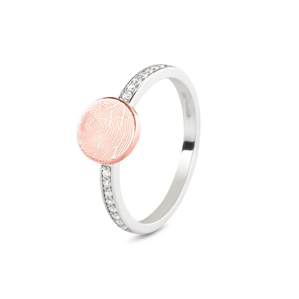 ring roségoud voorzien van een 14 KT gravure, de ringband is in de bovenste helft afgewerkt met zirkonia's. roségoud