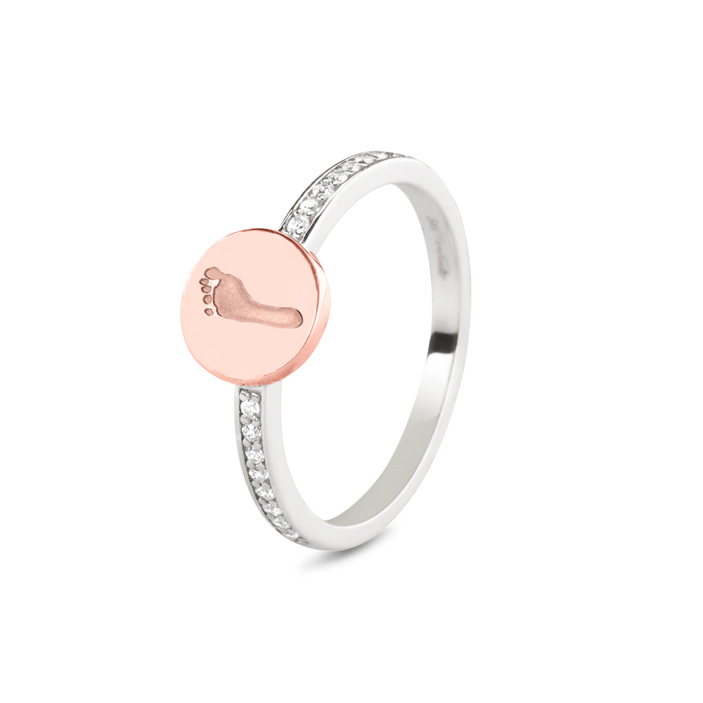 ring roségoud voorzien van een 14 KT gravure, de ringband is in de bovenste helft afgewerkt met zirkonia's. roségoud