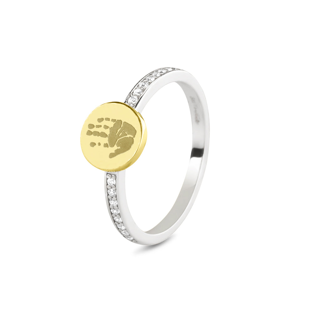 ring geelgoud voorzien van een 14 KT gravure, de ringband is in de bovenste helft afgewerkt met zirkonia's. geelgoud