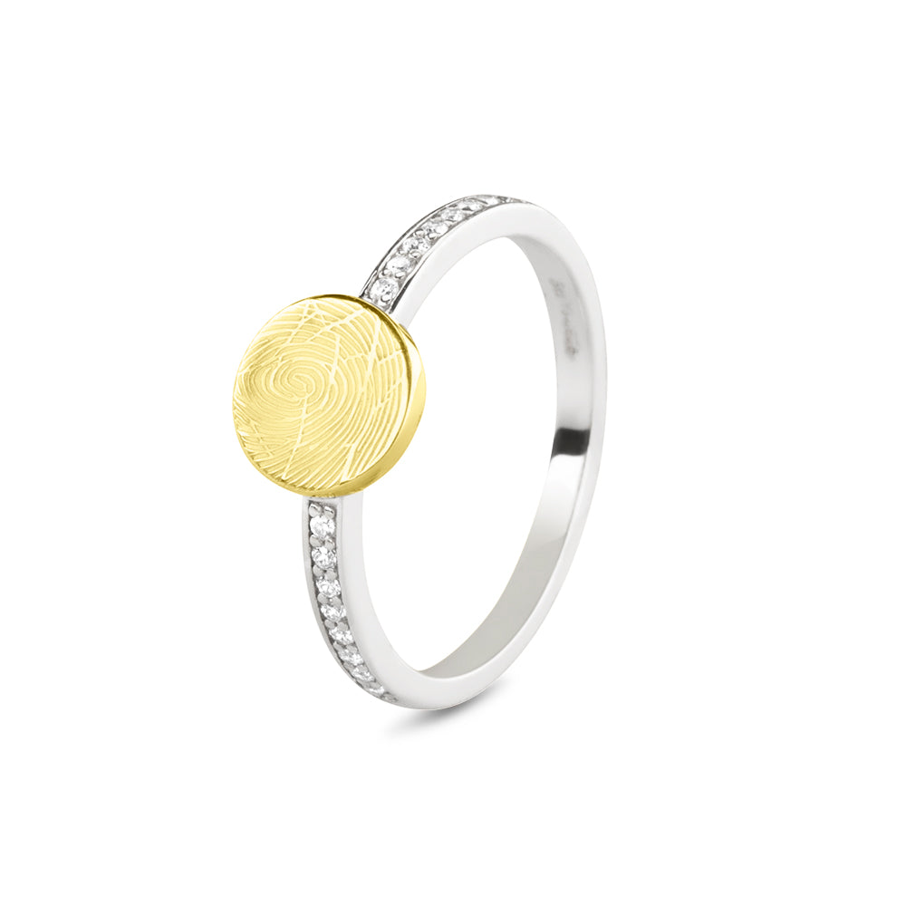ring geelgoud voorzien van een 14 KT gravure, de ringband is in de bovenste helft afgewerkt met zirkonia's. geelgoud
