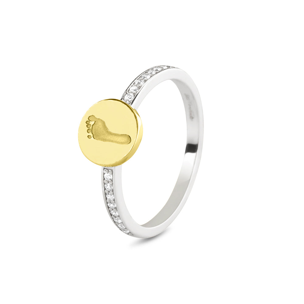 ring geelgoud voorzien van een 14 KT gravure, de ringband is in de bovenste helft afgewerkt met zirkonia's. geelgoud