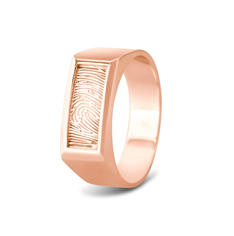 Ring 8 mm met een rechthoekig vlakje aan de voorzijde voorzien van een vingerafdruk. 