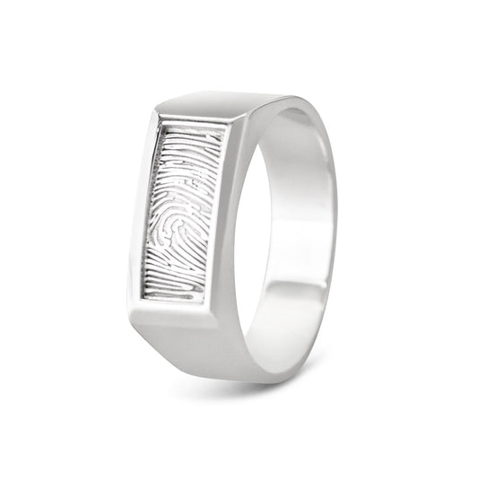 Ring 8 mm met een rechthoekig vlakje aan de voorzijde voorzien van een vingerafdruk. 