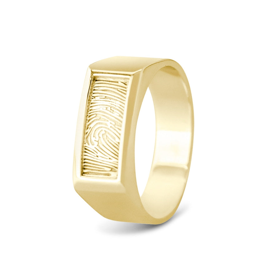 Ring 8 mm met een rechthoekig vlakje aan de voorzijde voorzien van een vingerafdruk. 