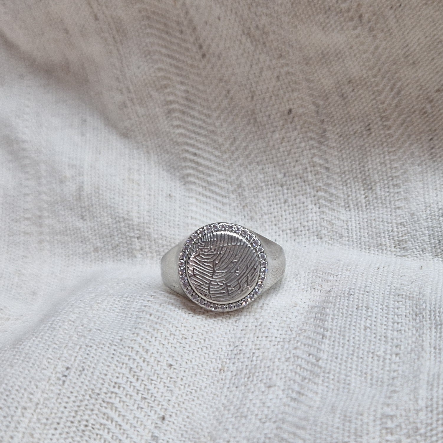  Zegelring roségoud voorzien van een gravure, rondom afgewerkt met zirkonia's. alle