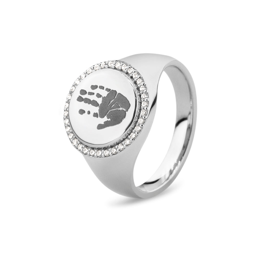  Zegelring witgoud voorzien van een gravure, rondom afgewerkt met zirkonia's. witgoud