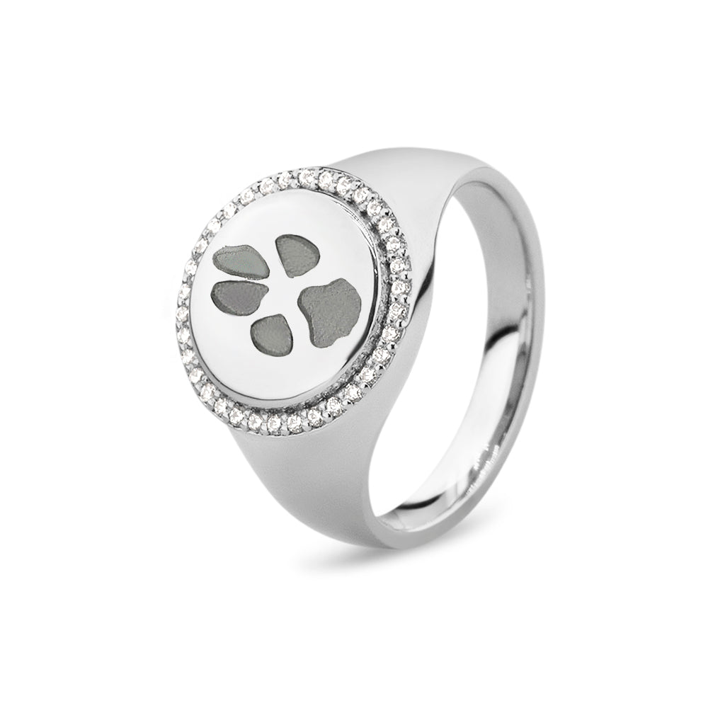  Zegelring witgoud voorzien van een gravure, rondom afgewerkt met zirkonia's. witgoud