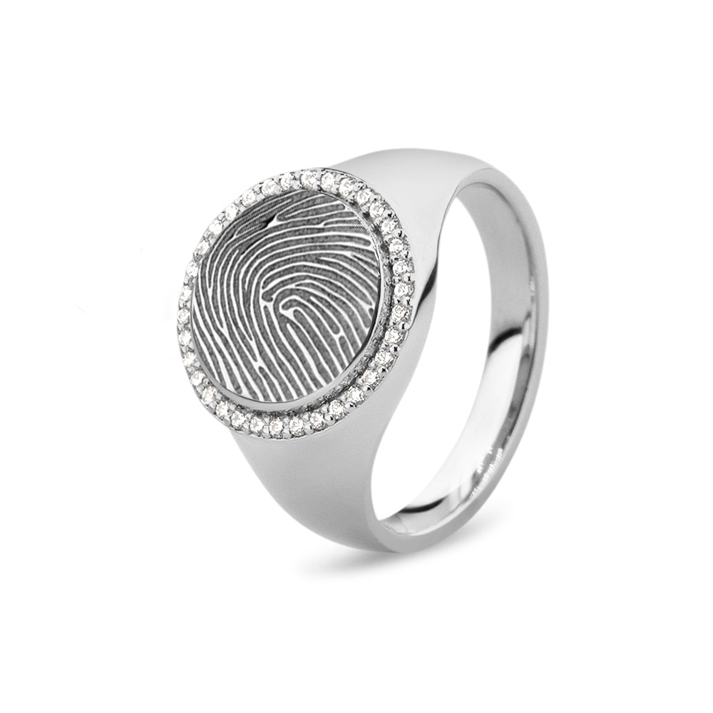  Zegelring witgoud voorzien van een gravure, rondom afgewerkt met zirkonia's. witgoud