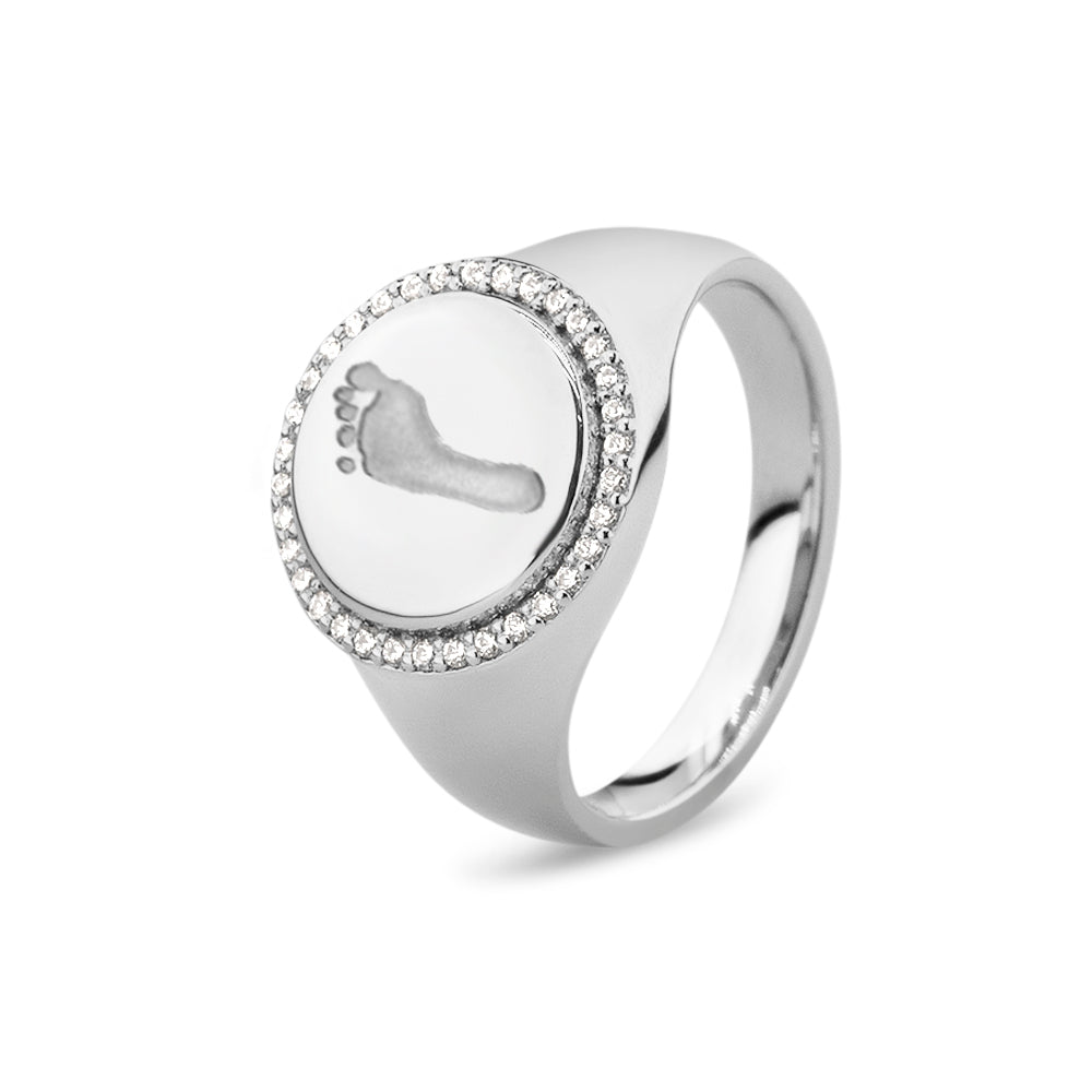  Zegelring witgoud voorzien van een gravure, rondom afgewerkt met zirkonia's. witgoud