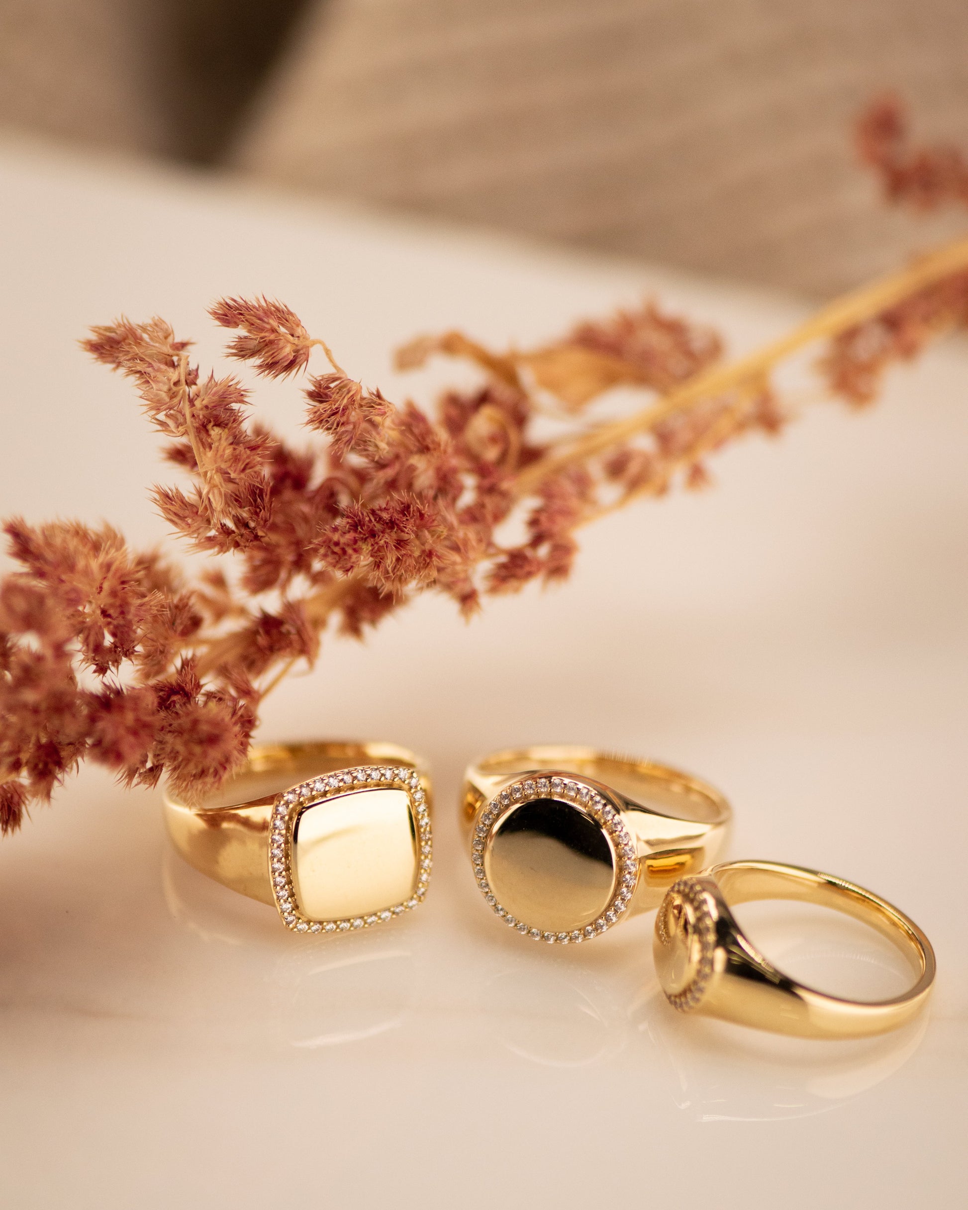  Zegelring roségoud voorzien van een gravure, rondom afgewerkt met zirkonia's. roségoud