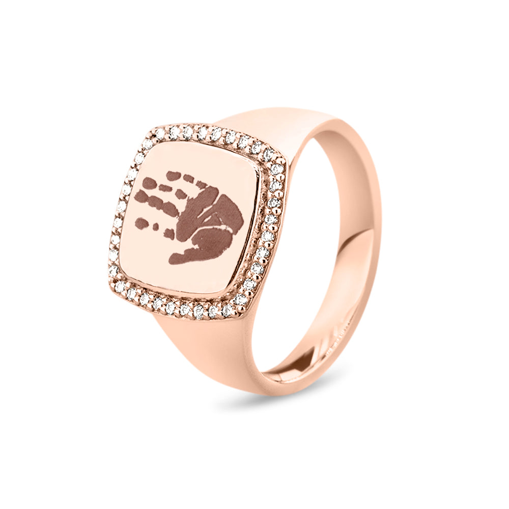 Zegelring roségoud voorzien van een gravure, rondom afgewerkt met zirkonia's. roségoud