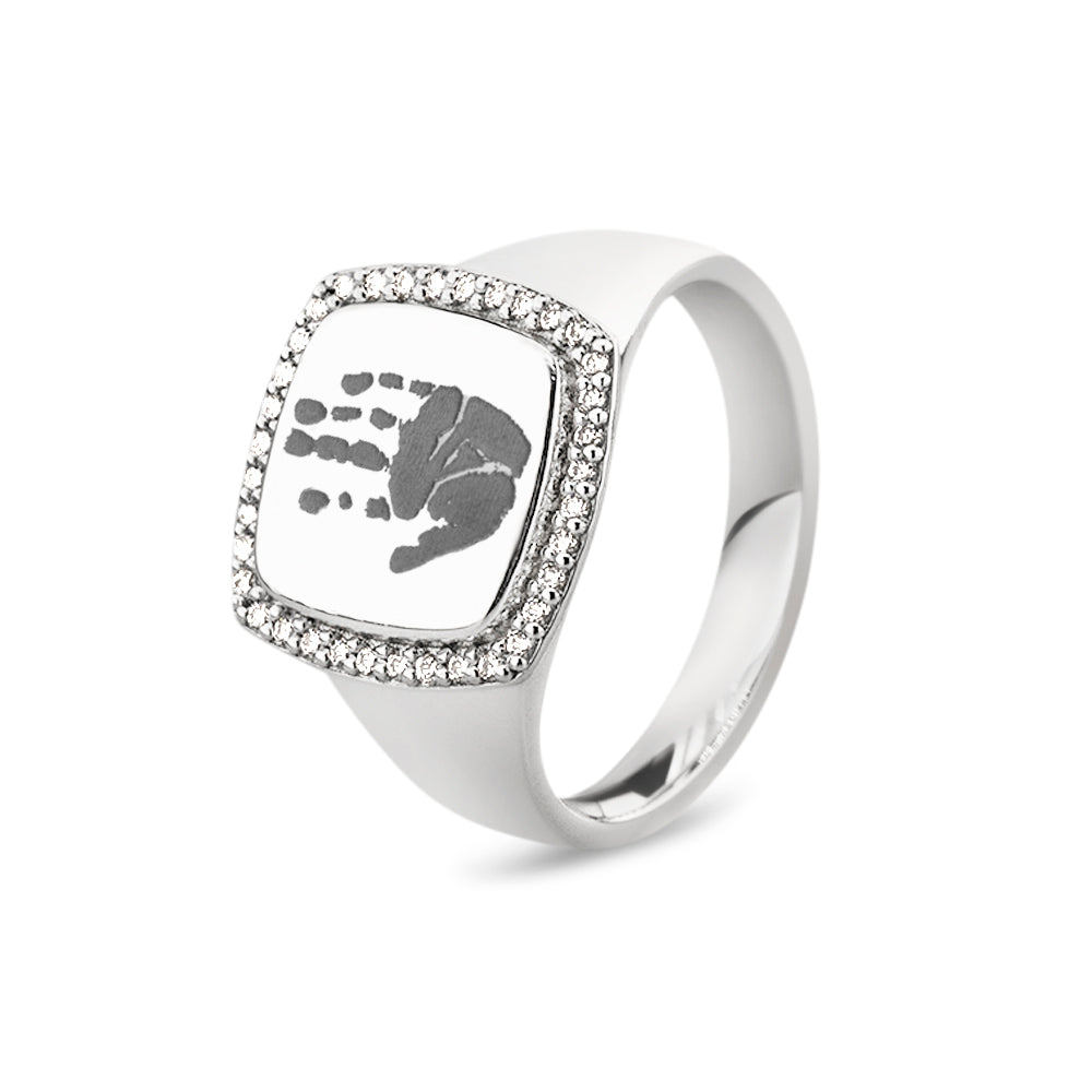 Zegelring witgoud voorzien van een gravure, rondom afgewerkt met zirkonia's. witgoud