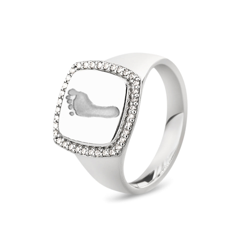 Zegelring witgoud voorzien van een gravure, rondom afgewerkt met zirkonia's. witgoud