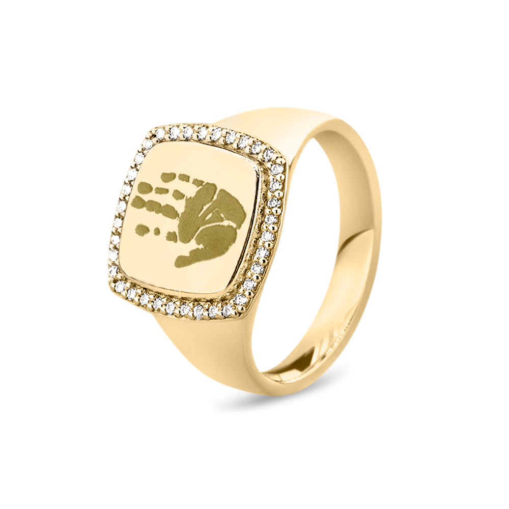 Zegelring geelgoud voorzien van een gravure, rondom afgewerkt met zirkonia's. geelgoud