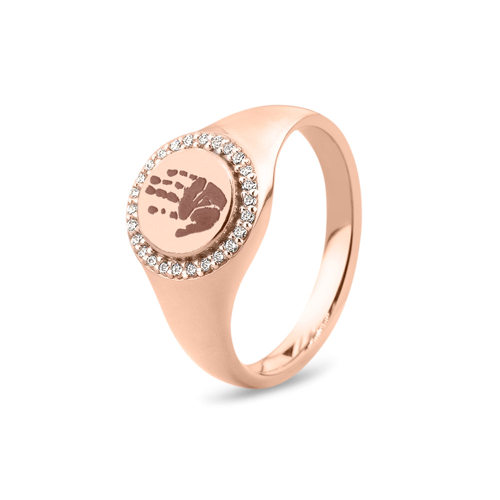 Zegelring roségoud voorzien van een gravure, rondom afgewerkt met zirkonia's. roségoud