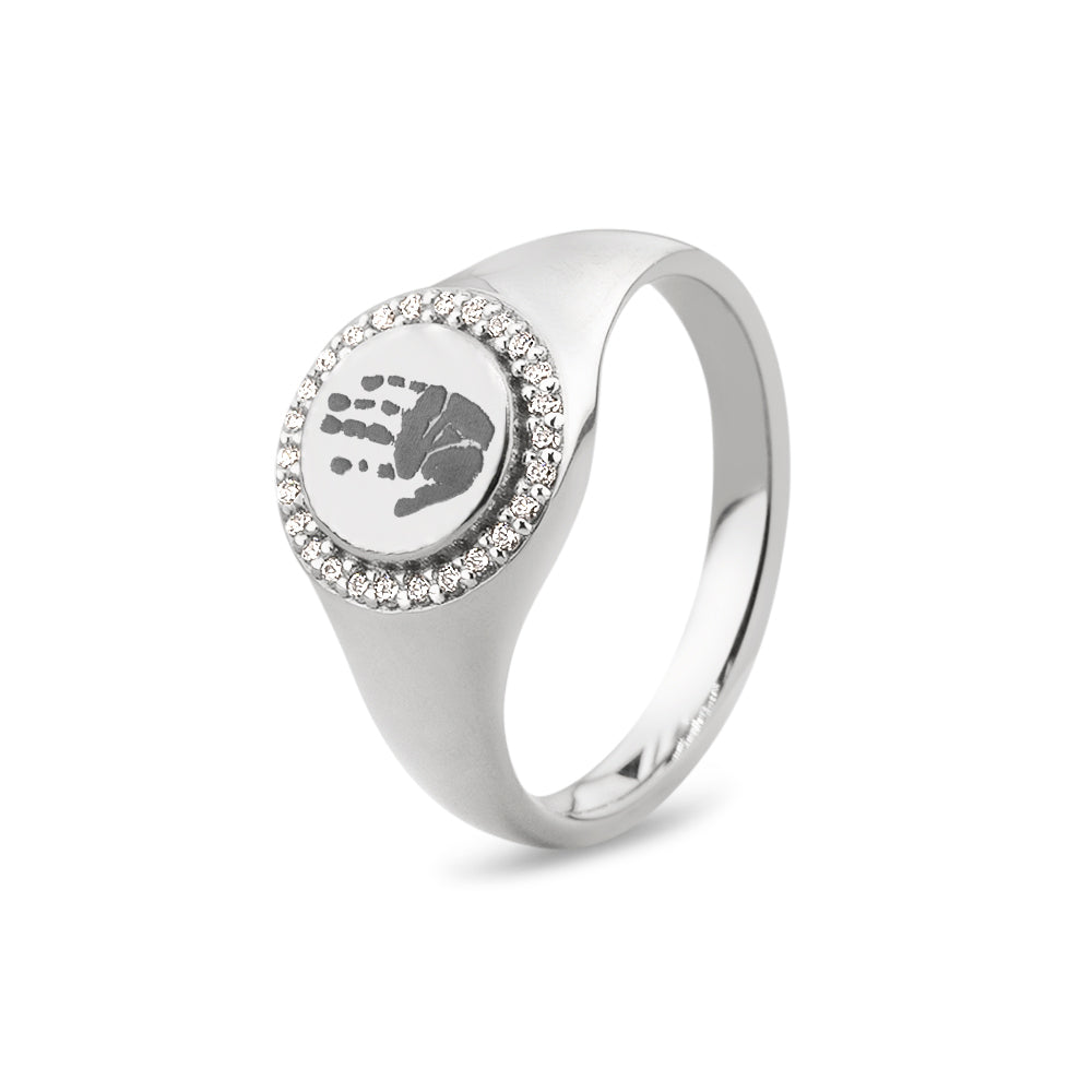Zegelring witgoud voorzien van een gravure, rondom afgewerkt met zirkonia's. witgoud