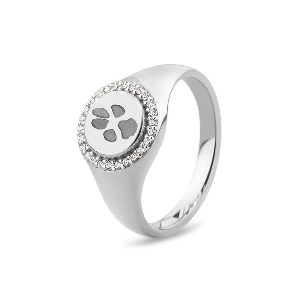 Zegelring witgoud voorzien van een gravure, rondom afgewerkt met zirkonia's. witgoud