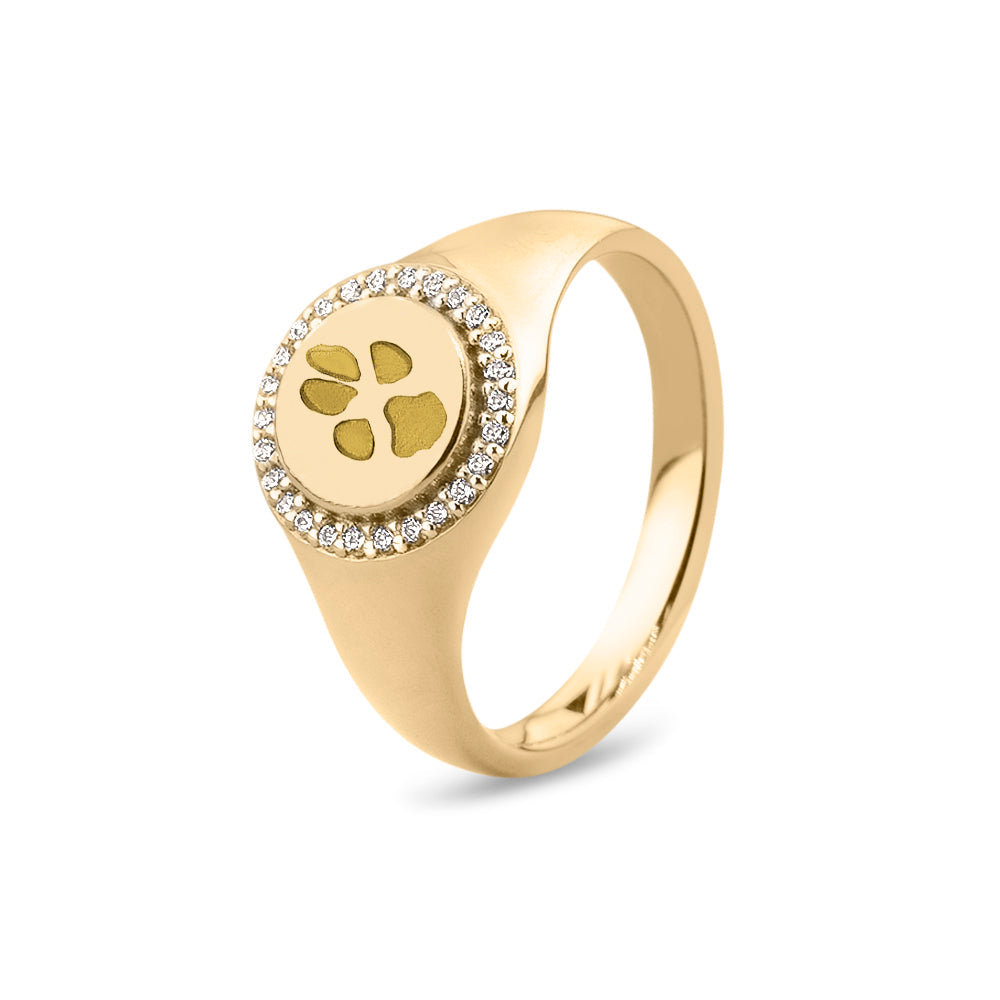 Zegelring geelgoud voorzien van een gravure, rondom afgewerkt met zirkonia's.geelgoud
