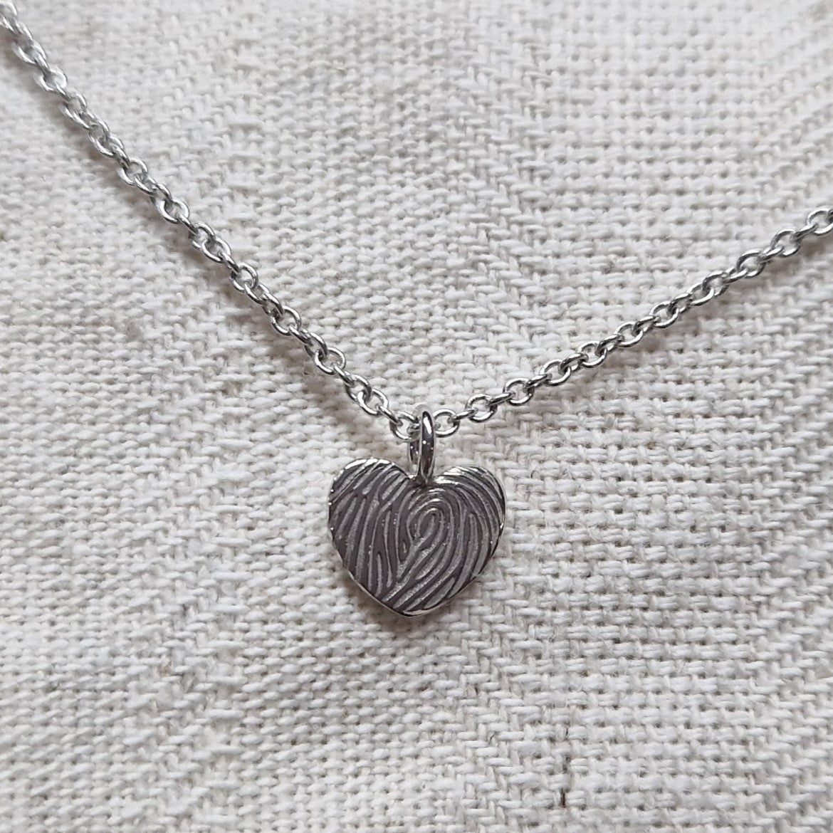 Hanger hart roségoud voorzien van een gravure uit collectie gedenksieraden. Alle