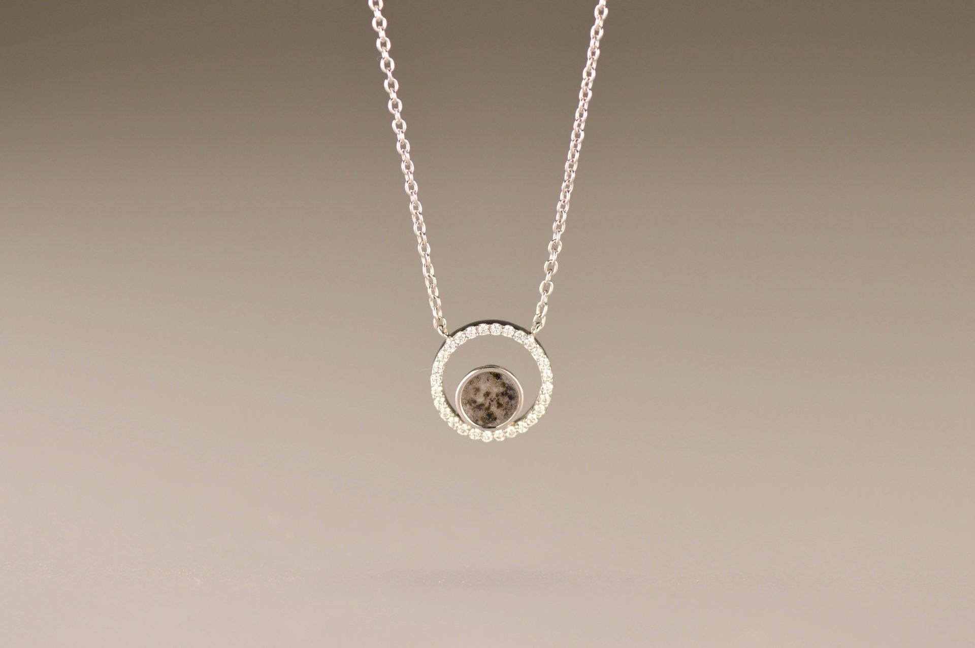 Ashanger, gedenksieraad, waar as en haar in verwerkt wordt.alle