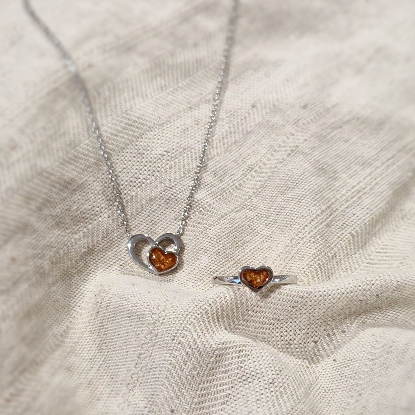 Ashanger hart, gedenksieraad, waar as en haar in verwerkt wordt.alle